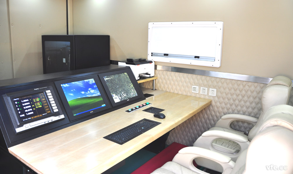 移動(dòng)式高壓電機(jī)能效計(jì)量檢測平臺內(nèi)部操控臺