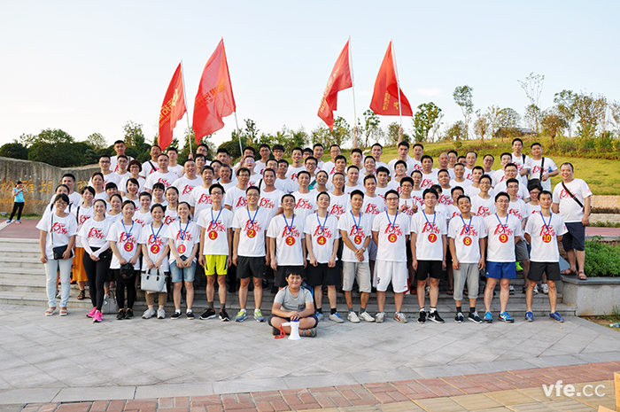 恒力長跑隊(duì)周年賽事完美結(jié)束，公司全體人員合影留戀