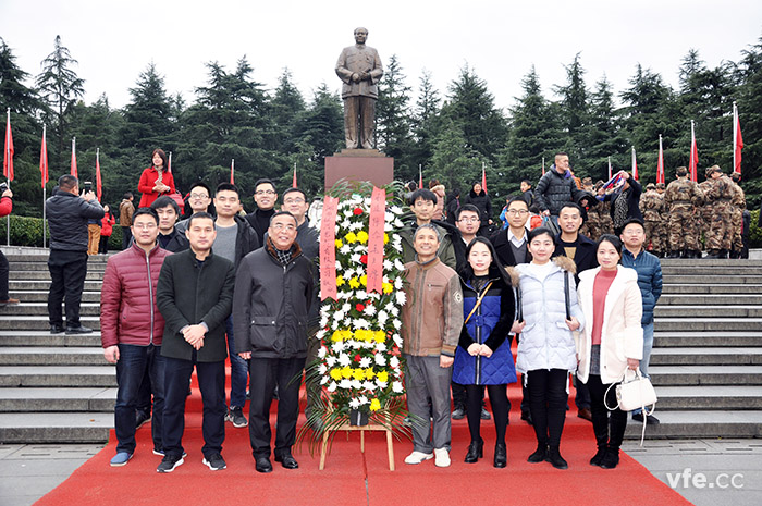 黨支部一行向毛主席銅像獻(xiàn)花籃 黨支部一行向毛主席銅像獻(xiàn)花籃
