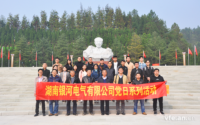 胡耀邦雕像前合影 胡耀邦雕像前合影