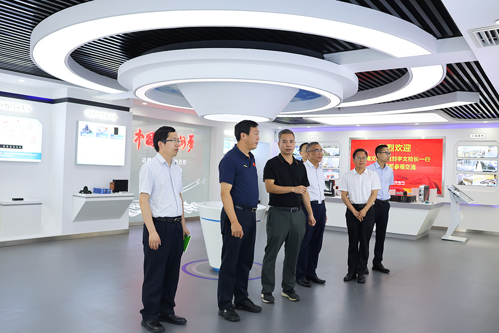 劉校長一行參觀公司產(chǎn)品展廳 劉校長一行參觀公司產(chǎn)品展廳